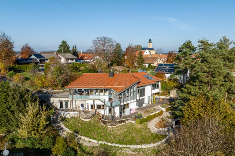 Aigner Immobilien GmbH - Immobilienangebot - 82069 Schäftlarn - Schäftlarn - Einfamilienhaus mit Einliegerwohnung - Panorama-Weitblick über Schäftlarn: Zweifamilienhaus in sonniger Hanglage!