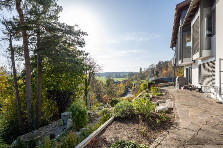 Aigner Immobilien GmbH - Immobilienangebot - 82069 Schäftlarn - Schäftlarn - Einfamilienhaus mit Einliegerwohnung - Panorama-Weitblick über Schäftlarn: Zweifamilienhaus in sonniger Hanglage!