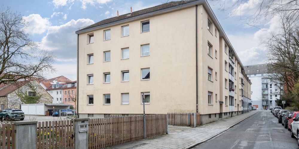 Mehrfamilienhaus in urbaner Wohnlage mit gepflegter Fassade und ruhiger Seitenstraße