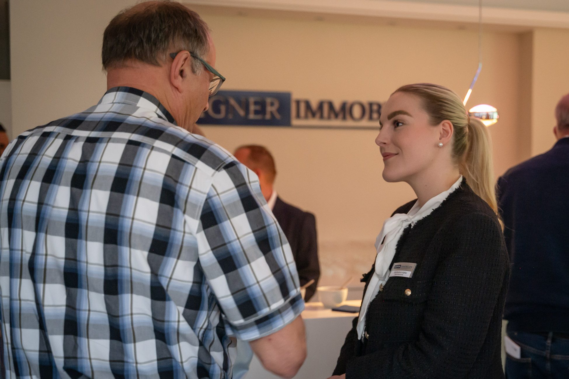 Ann Kathrin Kafitz Immobilienmaklerin bei Aigner Immobilien in einem Gespräch auf dem PVV