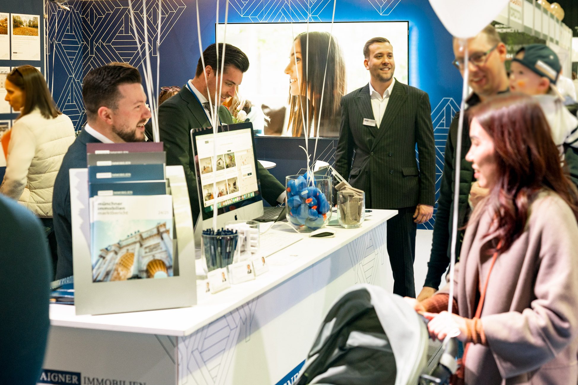Standdekoration von Aigner Immobilien auf der münchner immobilienmesse