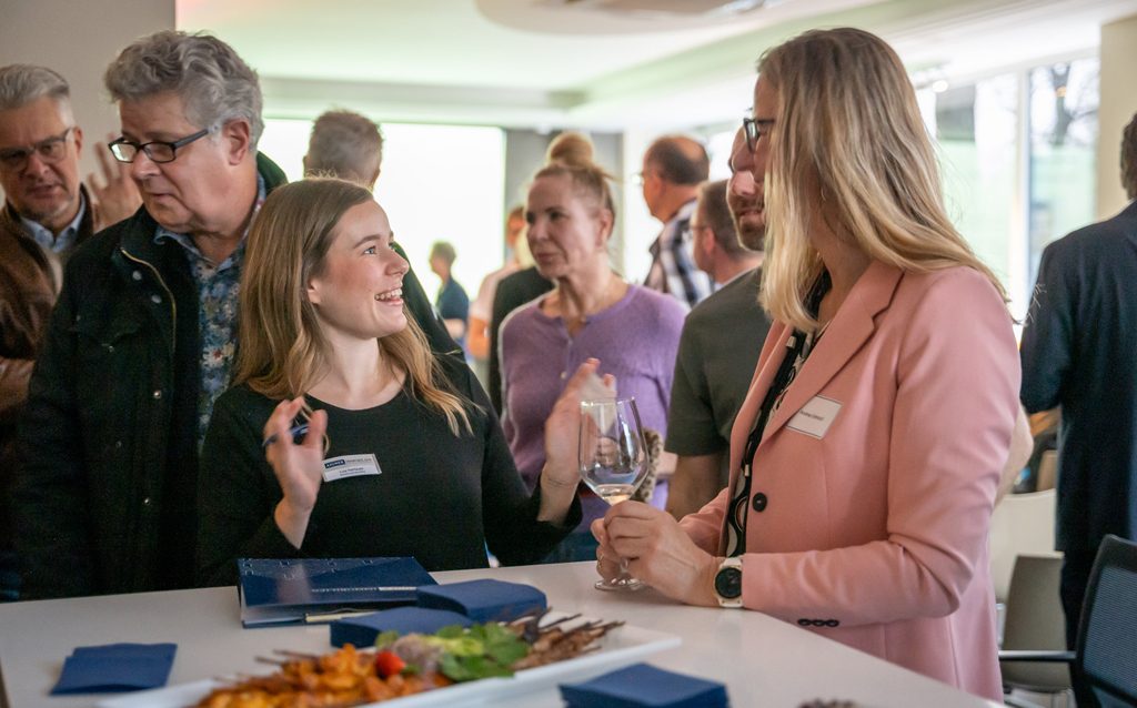 Menschen auf dem Privatverkäufervortrag