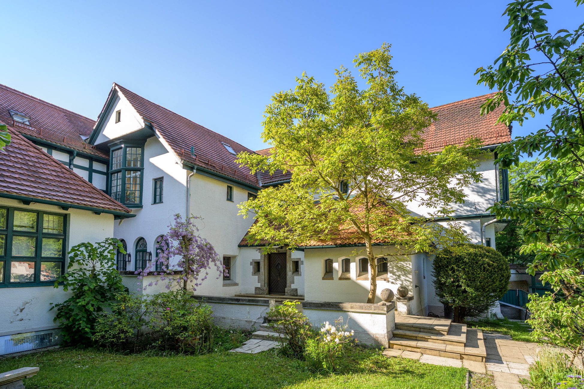 000KurzAussenansicht Aigner Immobilien GmbH - Immobilienangebot - 81479 München - Solln - Villa - Absolute Rarität in Bestlage Prinz-Ludwigs-Höhe - Traumhaftes Villenanwesen mit Blick übers Isarhochufer