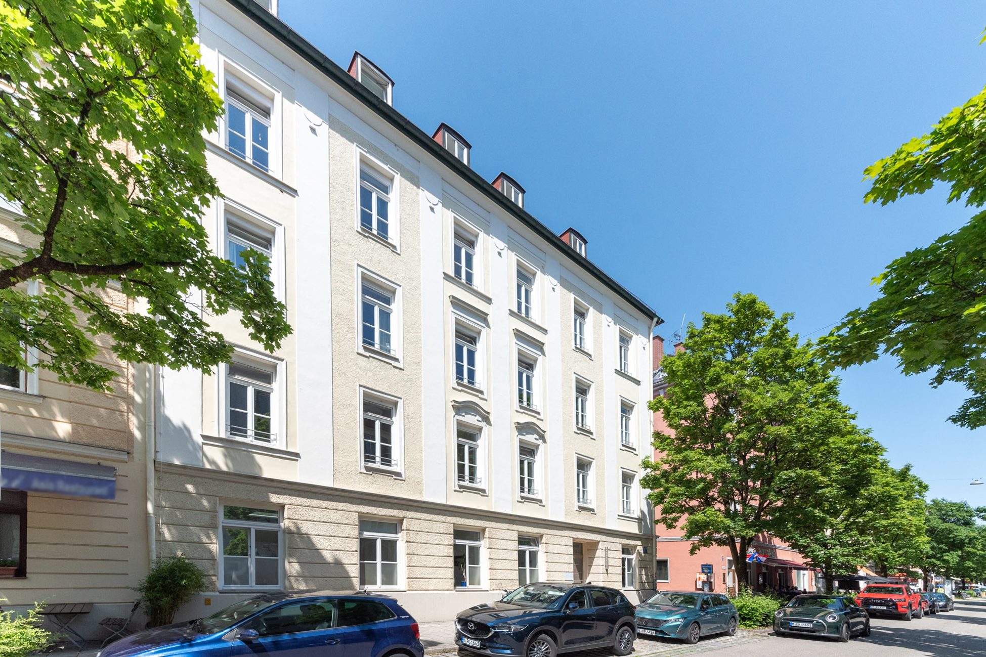 Aigner Immobilien GmbH - Immobilienangebot - 80339 München - Westend - Etagenwohnung - Rarität mitten im Westend: Denkmalgeschützter Altbau mit vier Zimmern und Balkon zum sofortigen Bezug