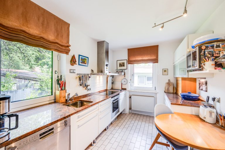 Aigner Immobilien GmbH - Immobilienangebot - 82065 Baierbrunn - Baierbrunn - Doppelhaushälfte - Charmante Doppelhaushälfte mit Potenzial und sonnigem Südgarten
