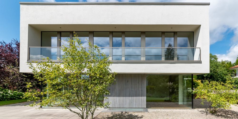 Zeitgemäßes Einfamilienhaus mit klarer Architektur, Glasfassade und Balkon