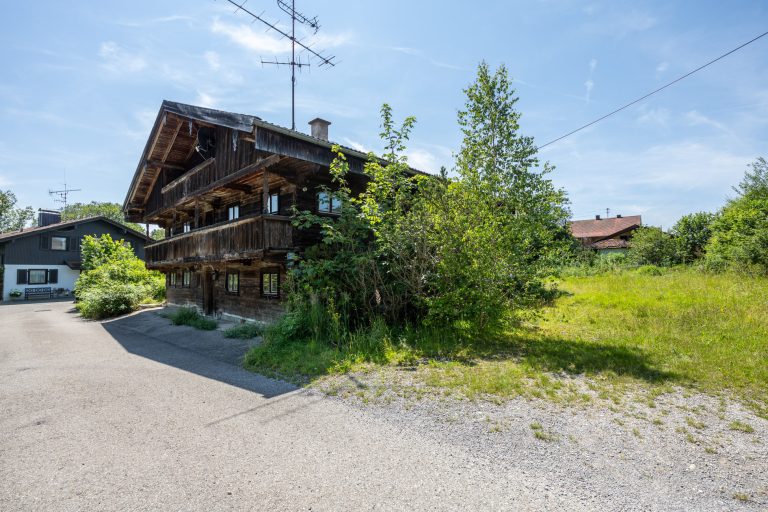 Aigner Immobilien GmbH - Immobilienangebot - 83626 Valley - Valley - Baugrund für Ein- / Zweifamilienhäuser - Liebhaber aufgepasst: Denkmalgeschütztes Bauernhaus aus 1728 mit großer Ausbaureserve