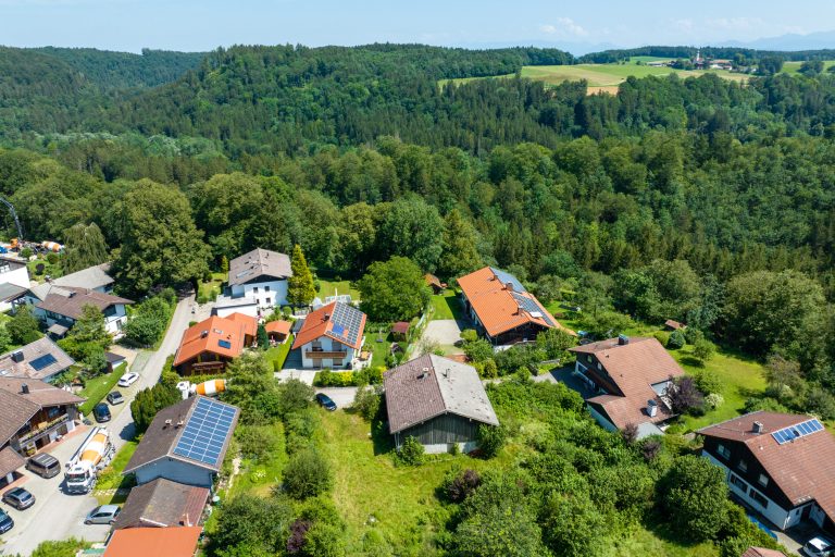 Aigner Immobilien GmbH - Immobilienangebot - 83626 Valley - Valley - Baugrund für Ein- / Zweifamilienhäuser - Liebhaber aufgepasst: Denkmalgeschütztes Bauernhaus aus 1728 mit großer Ausbaureserve