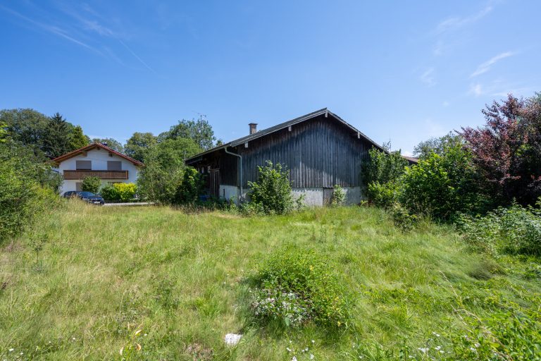 Aigner Immobilien GmbH - Immobilienangebot - 83626 Valley - Valley - Baugrund für Ein- / Zweifamilienhäuser - Liebhaber aufgepasst: Denkmalgeschütztes Bauernhaus aus 1728 mit großer Ausbaureserve