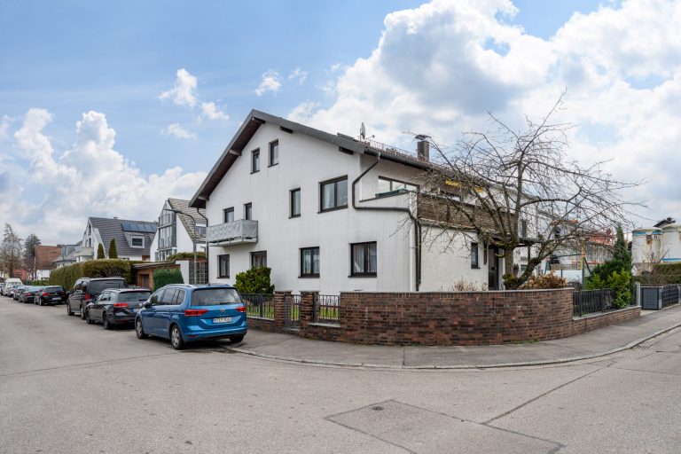 Aigner Immobilien GmbH - Immobilienangebot - 81825 München - Trudering - Mehrfamilienhaus - Investieren und Wohlfühlen: Vielseitiges Mehrfamilienhaus mit vier Einheiten