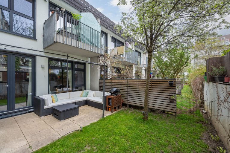 Aigner Immobilien GmbH - Immobilienangebot - 80809 München - Schwabing - Erdgeschosswohnung - Exklusives Townhaus mit kleinem Stadtgarten in Schwabing