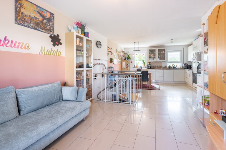 Aigner Immobilien GmbH - Immobilienangebot - 82256 Fürstenfeldbruck - Fürstenfeldbruck-Stadt - Erdgeschosswohnung - Gartentraum sucht Familie! 3,5-Zimmer-Wohnung mit Hobbyraum in Randlage FFB