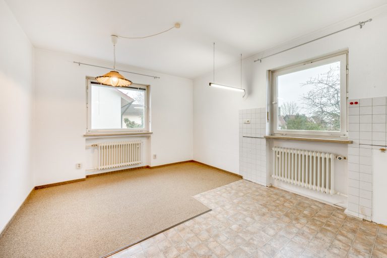 Aigner Immobilien GmbH - Immobilienangebot - 82256 Fürstenfeldbruck - Fürstenfeldbruck-Stadt - Doppelhaushälfte - Renovierungsbedürftige Doppelhaushälfte in Fürstenfeldbruck mit großzügigem Garten