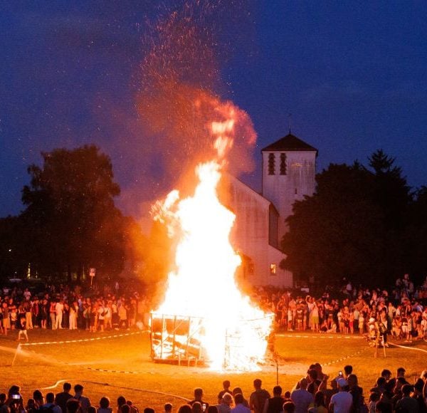 Sonnenwendfeuer auf einem Festplatz