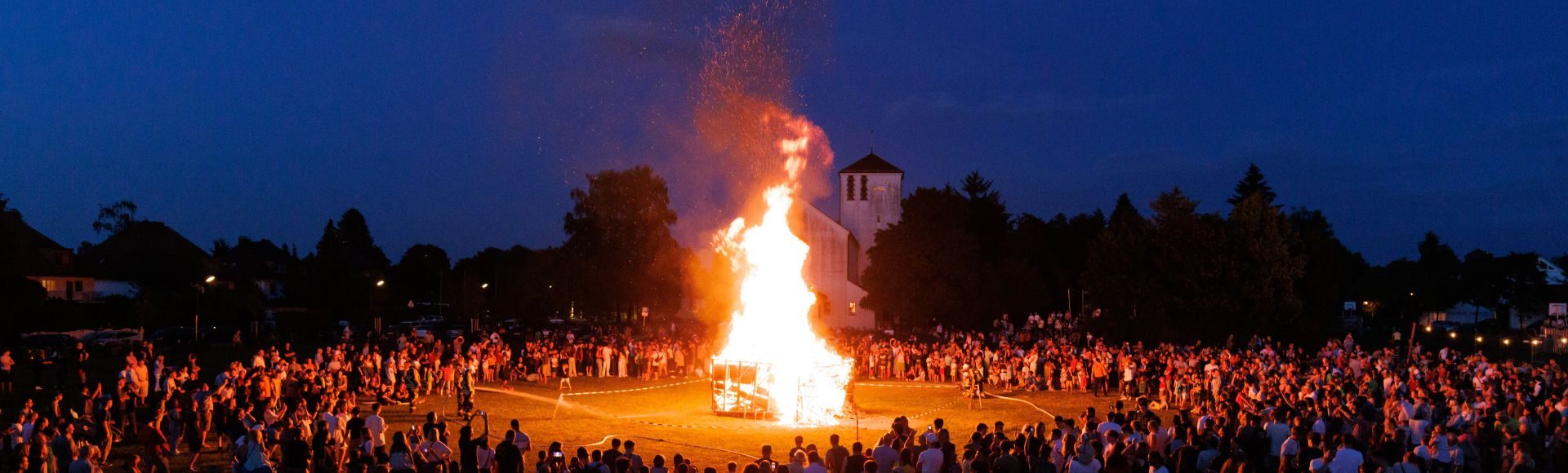 Sonnenwendfeuer auf einem Festplatz