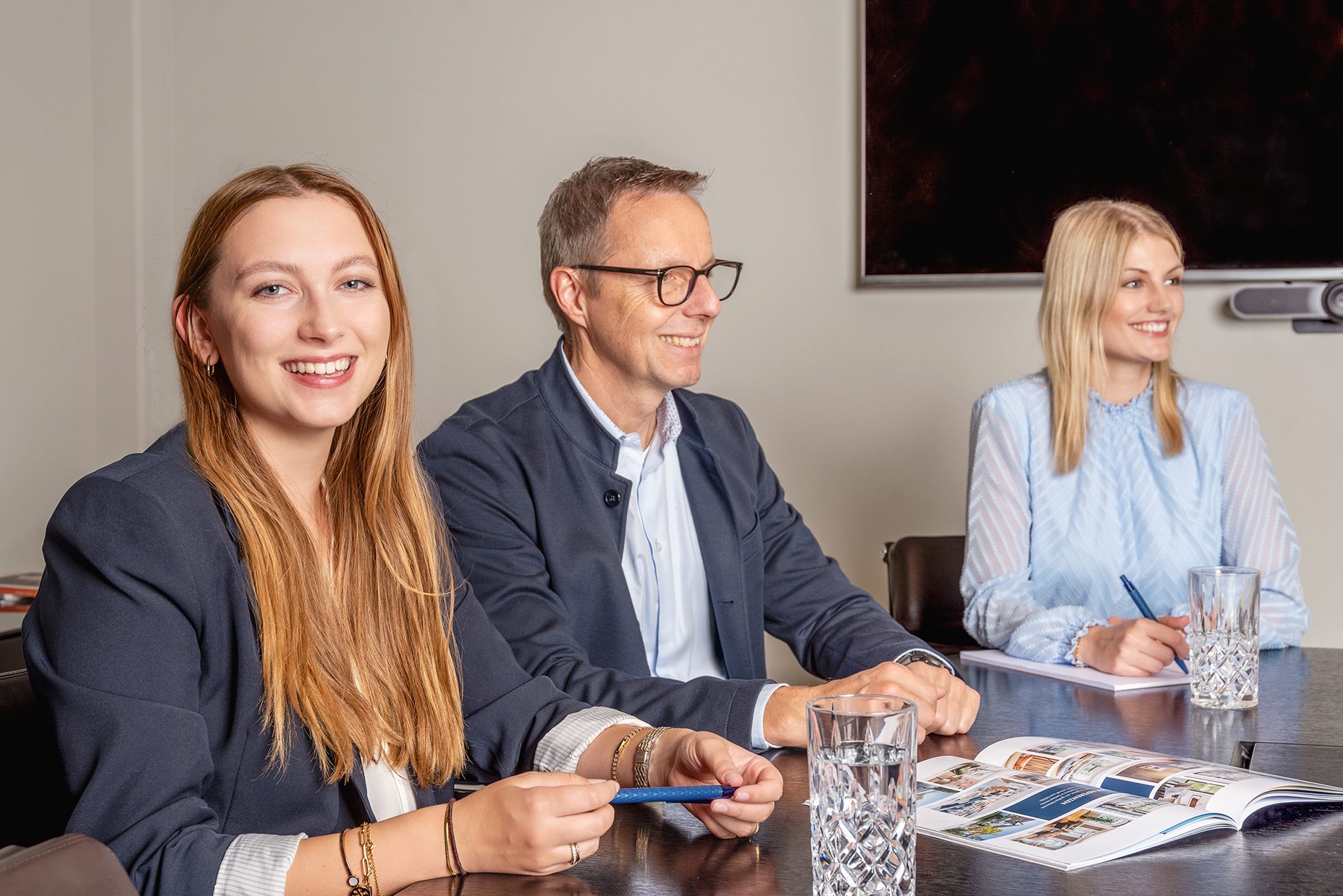 Mitarbeiter von Aigner Immobilien in einem Team Meeting.