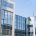 Moderne Bürogebäude mit Glasfronten vor blauem Himmel in Münche