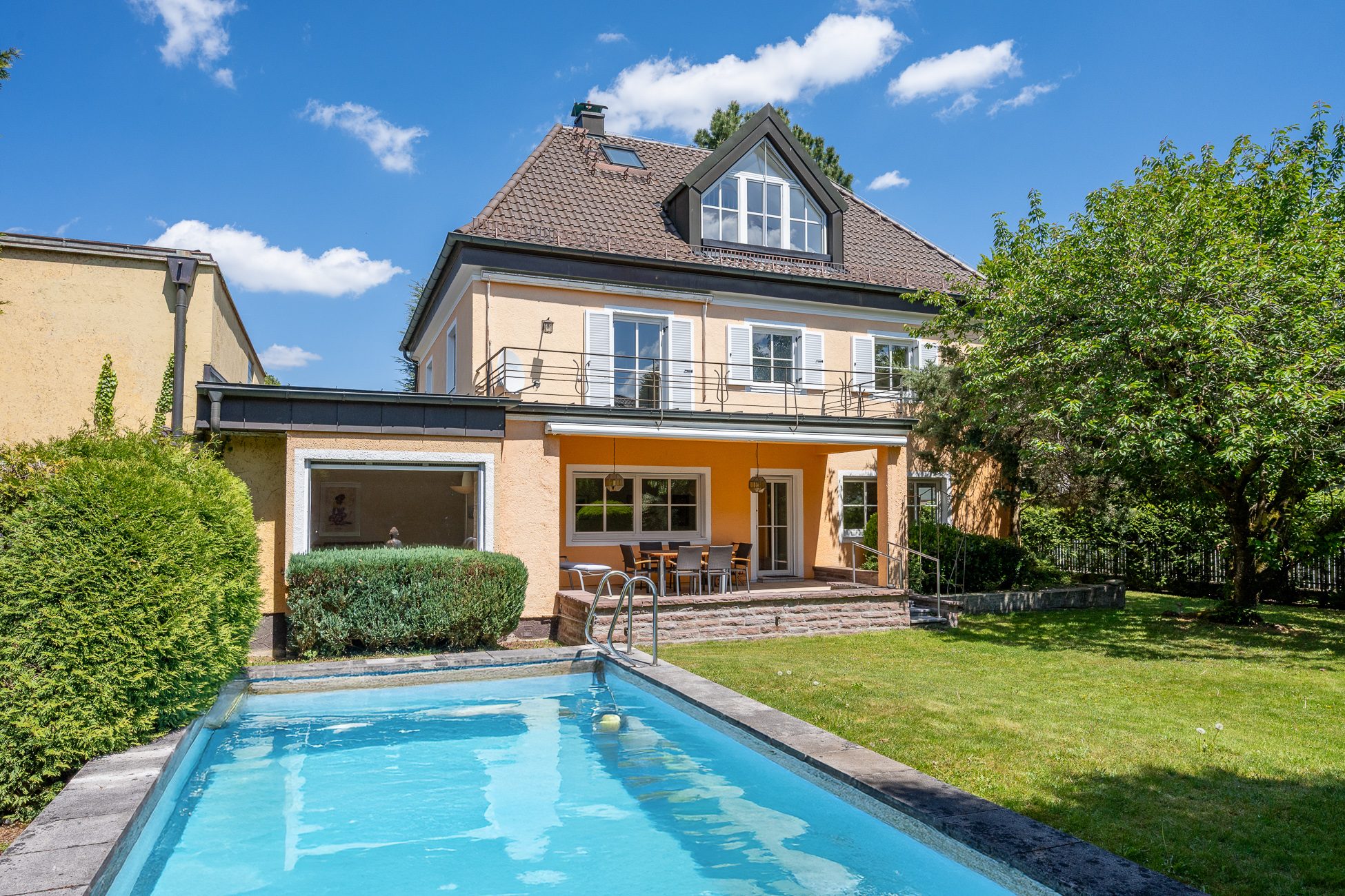 Aigner Immobilien GmbH - Immobilienangebot - 81377 München - Hadern - Villa - Rarität in Bestlage: Historische Villa mit idyllischem Garten und Außenpool im Blumenviertel