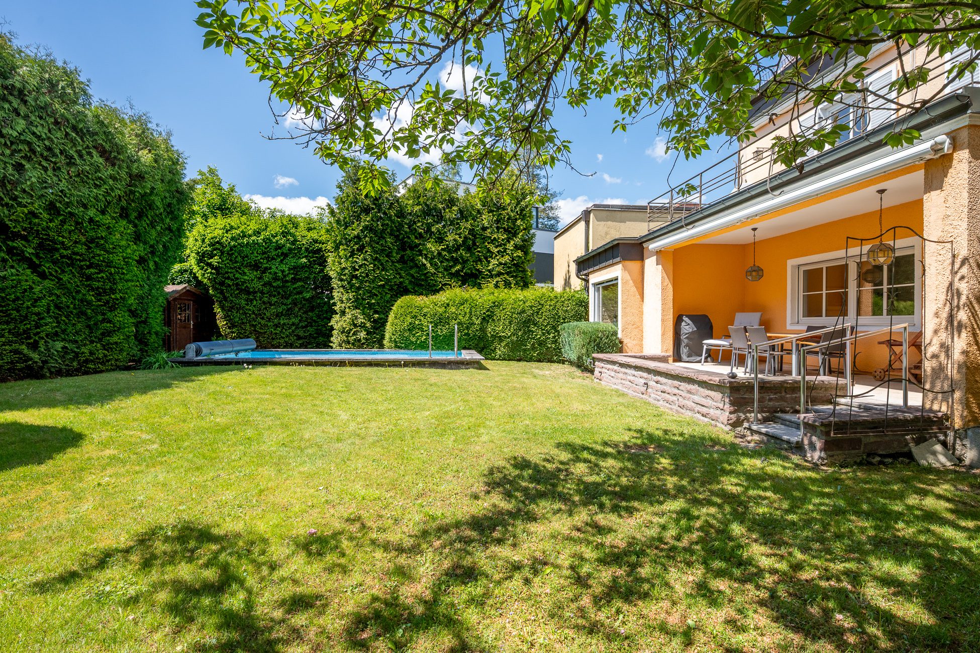 Aigner Immobilien GmbH - Immobilienangebot - 81377 München - Hadern - Villa - Rarität in Bestlage: Historische Villa mit idyllischem Garten und Außenpool im Blumenviertel