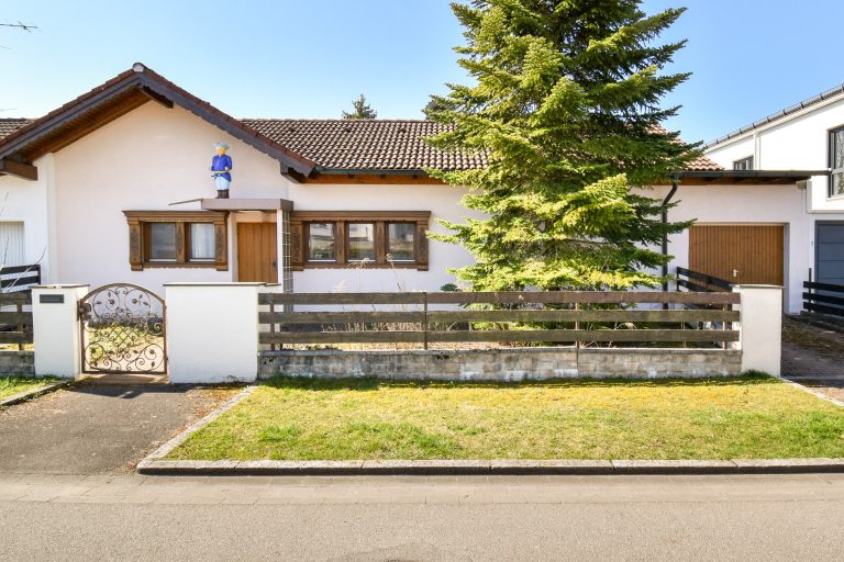 Aigner Immobilien GmbH - Immobilienangebot - 81739 München - Waldperlach - Einfamilienhaus - Ihr neues Zuhause mit Sonne im Herzen – renovierungsbedürftiger Bungalow in Südwestlage