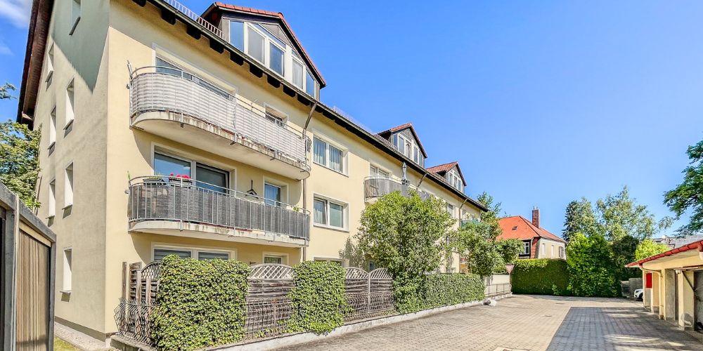 Ansicht eines gepflegten Mehrfamilienhauses mit Garten nähe München