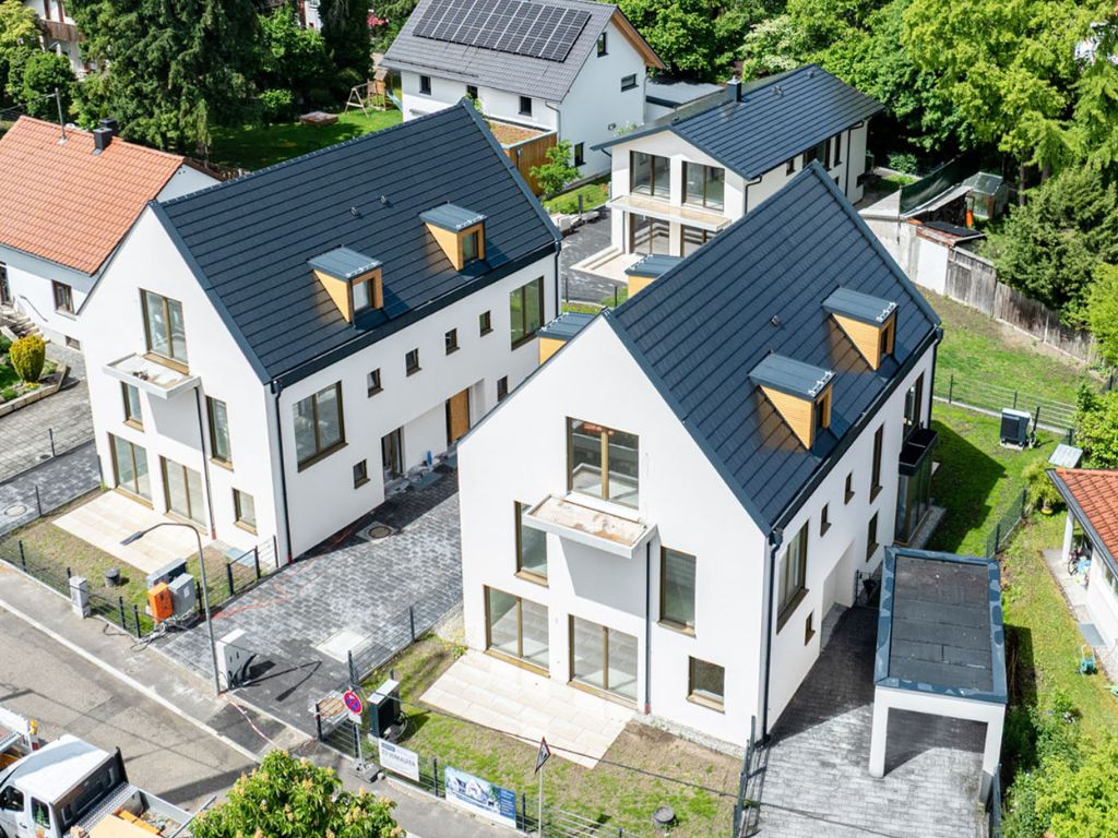 Luftaufnahme eines modernen Wohnquartiers mit vier Neubauten in München-Aubing