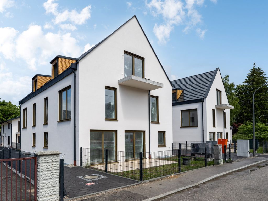 Frisch errichtetes Doppelhaus mit Pultdach, großen Fenstern und modernen Fassaden in Aubing, München