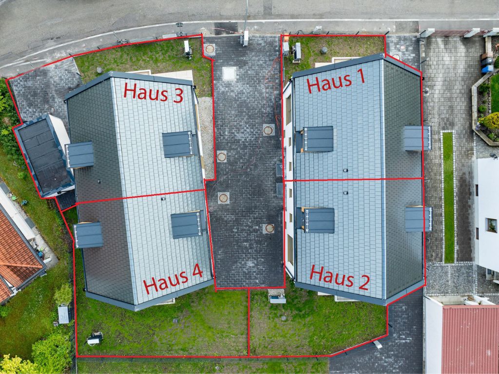 Vogelperspektive mit eingezeichneten Grundstücksgrenzen der vier Häuser des Neubauprojekts in München-Aubing