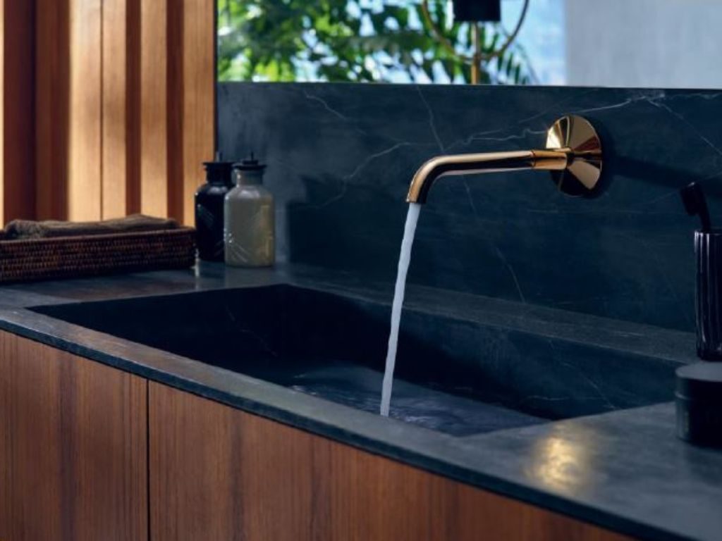 Exklusiver Sanitärbereich mit verkupfertem Wasserhahn