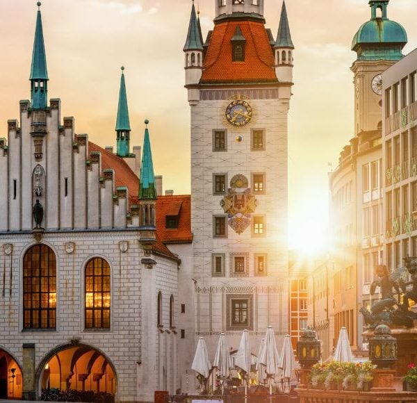 München: Historisches Stadtbild am Münchner Marienplatz mit Altem Rathaus und Architektur bei Sonnenaufgang