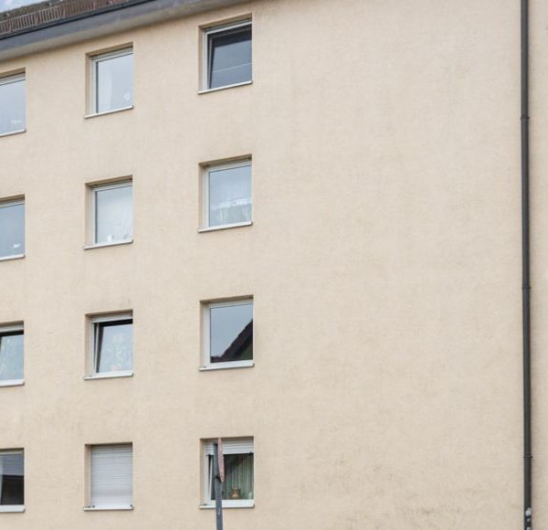 Mehrfamilienhaus in urbaner Wohnlage mit gepflegter Fassade und ruhiger Seitenstraße
