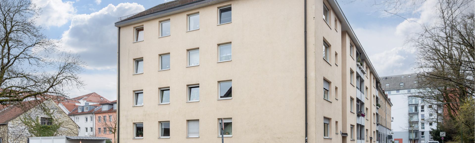Mehrfamilienhaus in urbaner Wohnlage mit gepflegter Fassade und ruhiger Seitenstraße