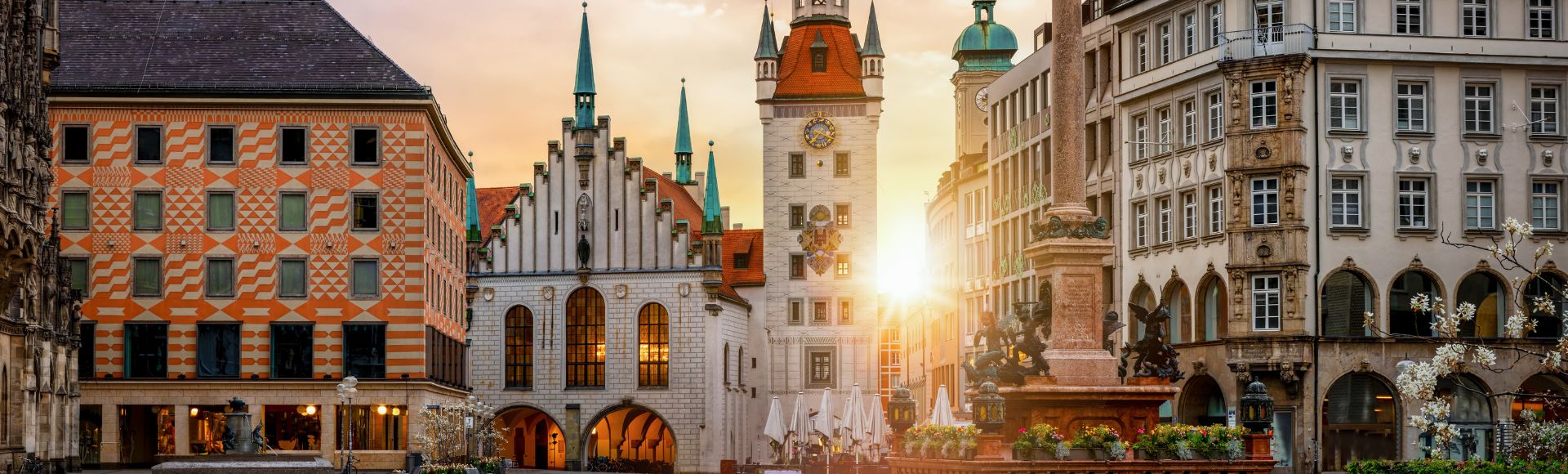 München: Historisches Stadtbild am Münchner Marienplatz mit Altem Rathaus und Architektur bei Sonnenaufgang