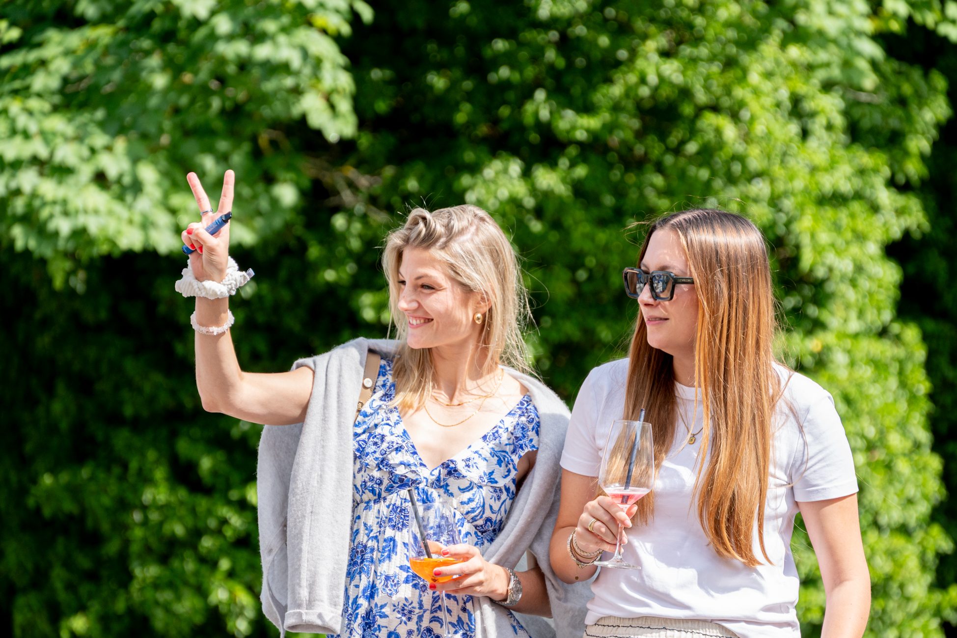 Zwei Frauen mit Sonnenbrillen und Getränken