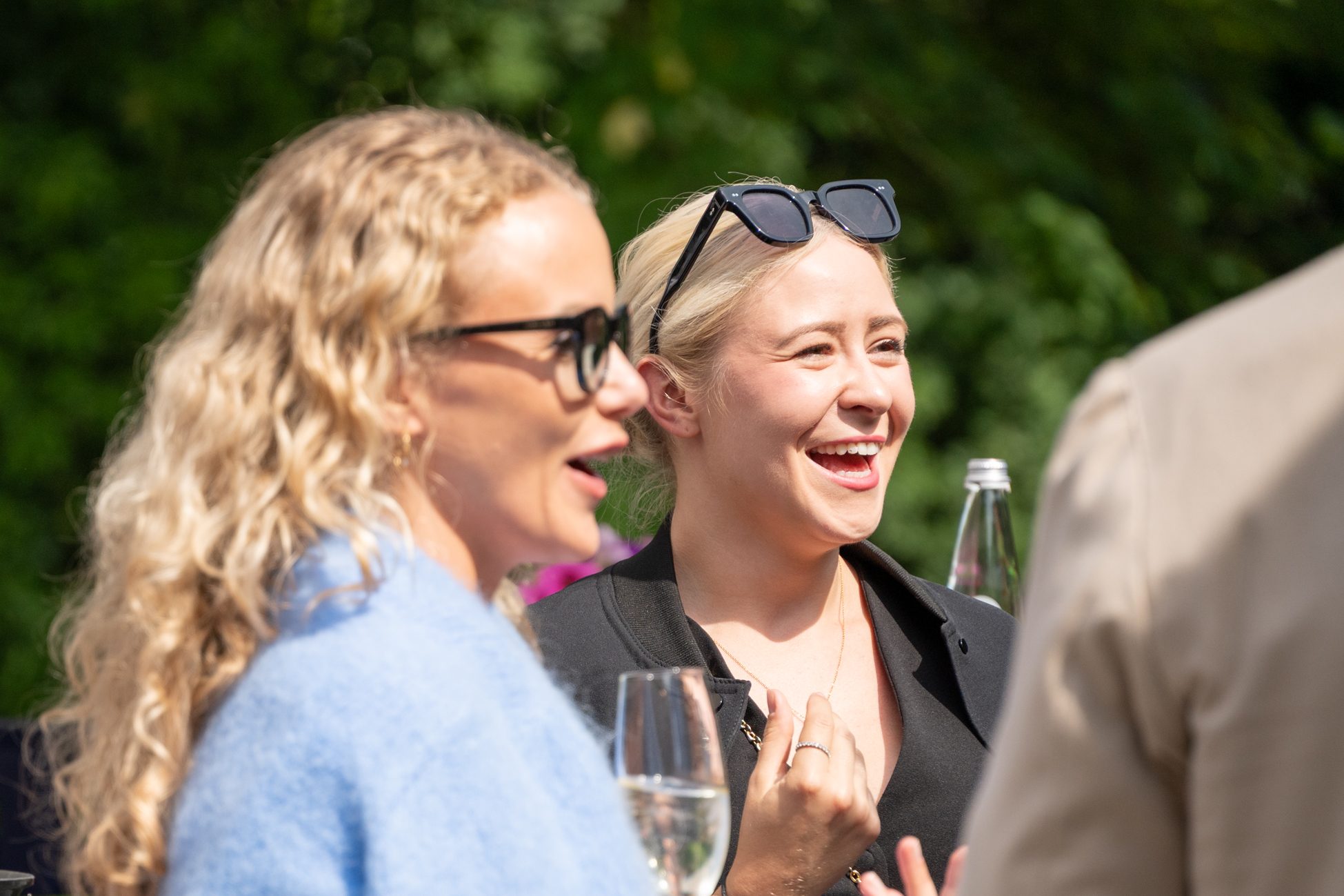 Zwei Frauen lachen gemeinsam beim Aigner Immobilien Sommerfest