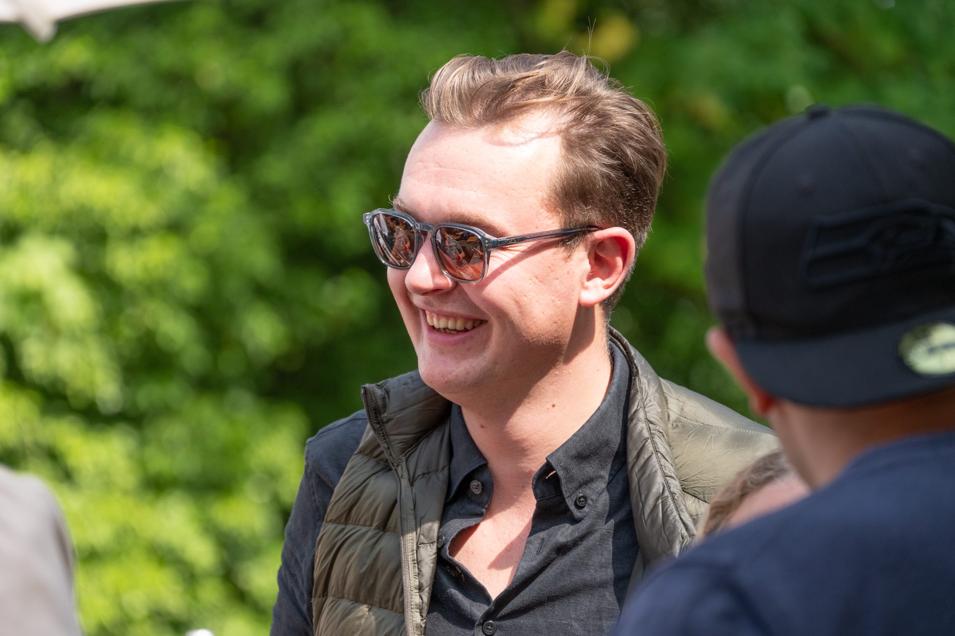 Mann mit Sonnenbrille im Gespräch