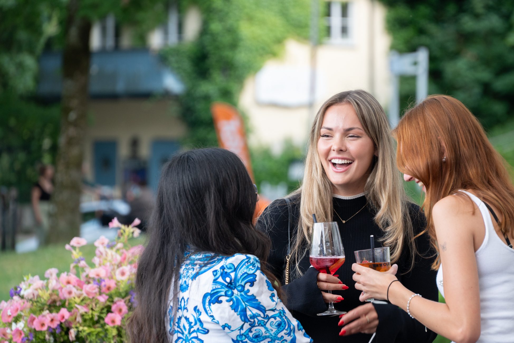 Drei junge Frauen lachen herzlich
