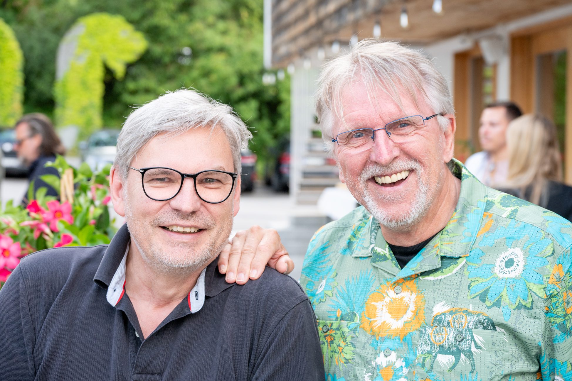 Zwei ältere Herren lachen gemeinsam in entspannter Atmosphäre