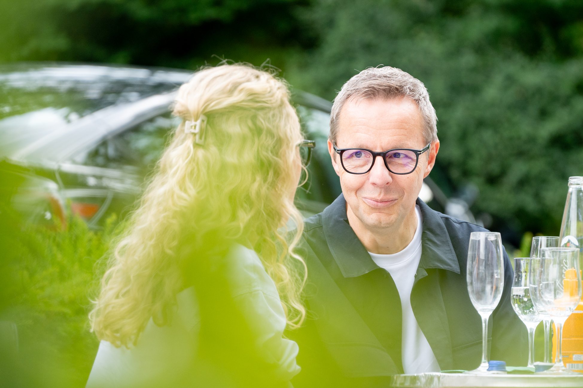 Mann und Frau im Gespräch an einem Gartentisch