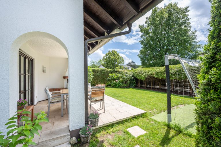 Aigner Immobilien GmbH - Immobilienangebot - 82065 Baierbrunn-Buchenhain - Baierbrunn - Doppelhaushälfte - Naturnah Wohnen: Renovierte DHH mit Südgarten und Platz für die ganze Familie!