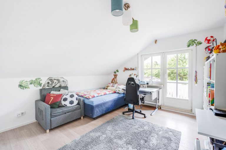 Aigner Immobilien GmbH - Immobilienangebot - 82065 Baierbrunn-Buchenhain - Baierbrunn - Doppelhaushälfte - Naturnah Wohnen: Renovierte DHH mit Südgarten und Platz für die ganze Familie!