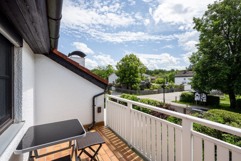 Aigner Immobilien GmbH - Immobilienangebot - 82065 Baierbrunn-Buchenhain - Baierbrunn - Doppelhaushälfte - Naturnah Wohnen: Renovierte DHH mit Südgarten und Platz für die ganze Familie!