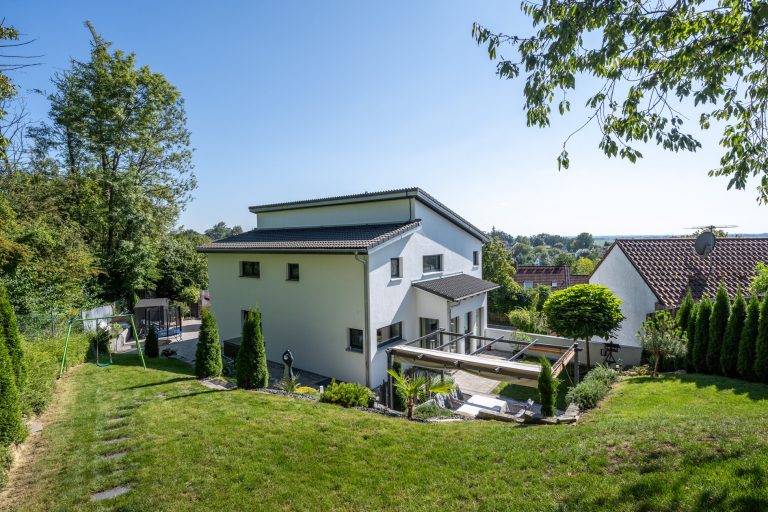 Aigner Immobilien GmbH - Immobilienangebot - 85456 Wartenberg - LK Erding-Wartenberg - Einfamilienhaus mit Einliegerwohnung - Einfamilienhaus mit Einliegerwohnung und traumhaftem Alpenpanorama in Wartenberg