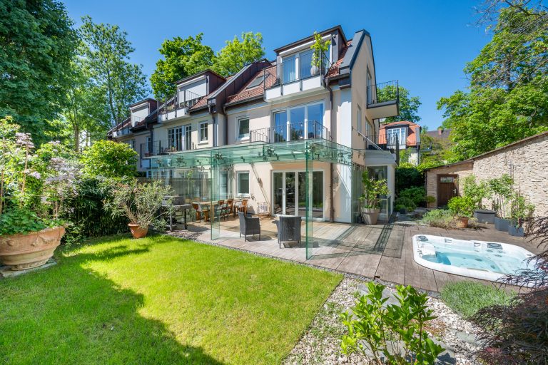 Aigner Immobilien GmbH - Immobilienangebot - 80639 München - Nymphenburg - Reiheneckhaus - Exklusives Reiheneckhaus am Schlosskanal – Design, Komfort und private Ruhe in Bestlage