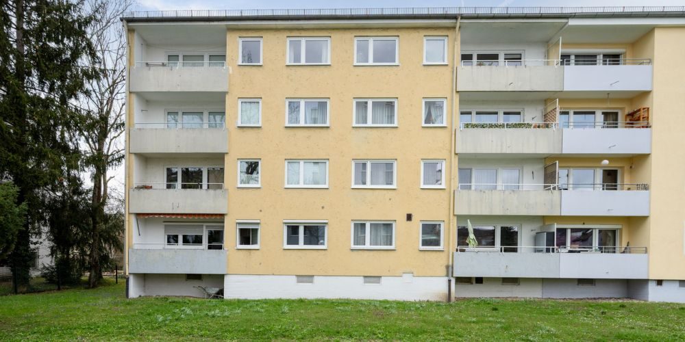 Mehrfamilienhaus mit Balkonen in ruhiger Wohnlage von München