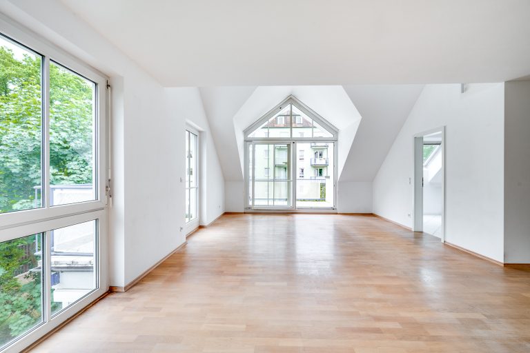 Aigner Immobilien GmbH - Immobilienangebot - 80687 München - Laim - Dachgeschosswohnung - Lichterfülltes Dachgeschoss: Großzügig wohnen auf zwei Etagen mit Südterrasse - am Agricola-Park