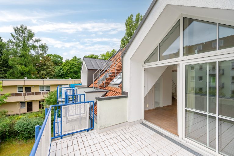 Aigner Immobilien GmbH - Immobilienangebot - 80687 München - Laim - Dachgeschosswohnung - Lichterfülltes Dachgeschoss: Großzügig wohnen auf zwei Etagen mit Südterrasse - am Agricola-Park