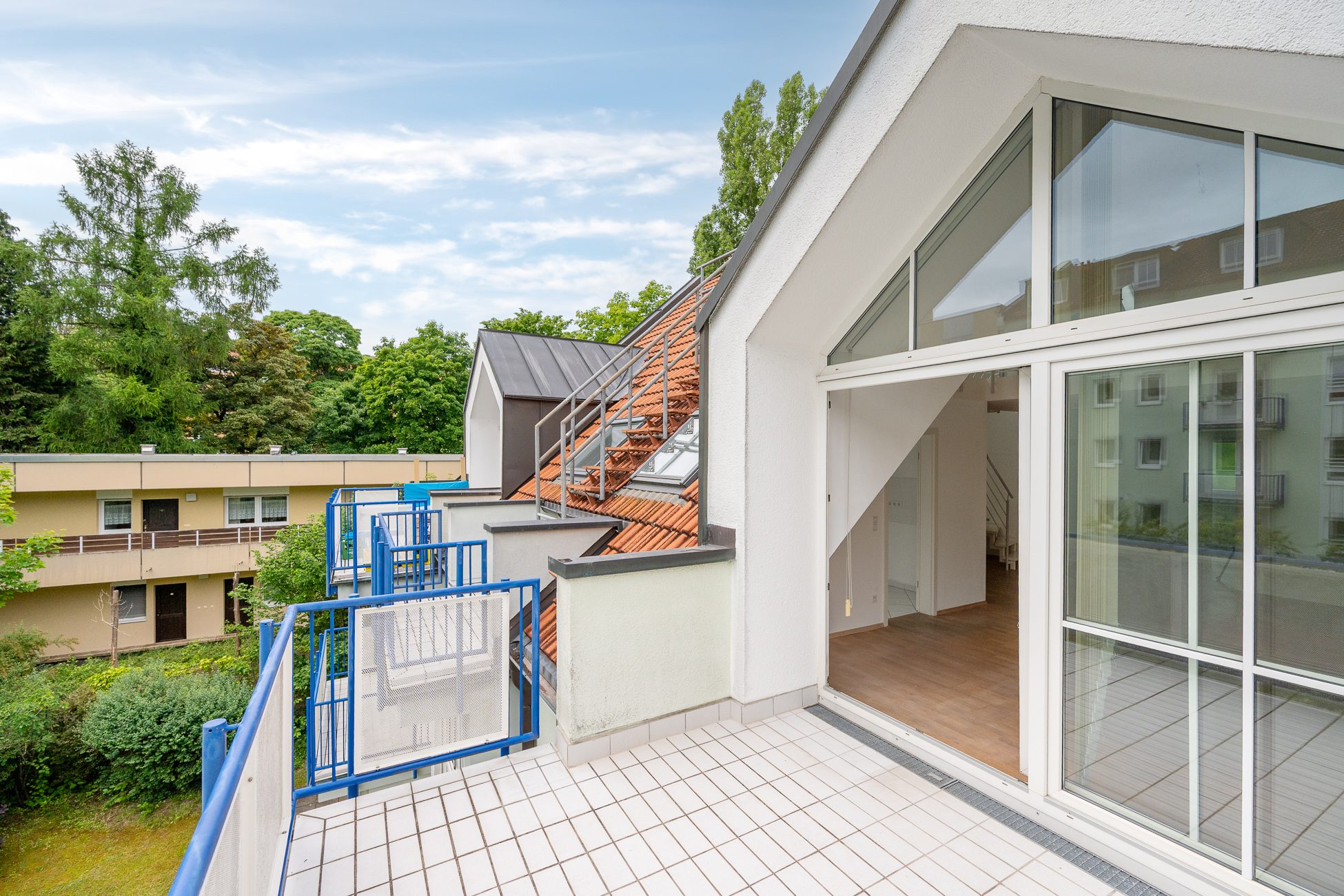 Aigner Immobilien GmbH - Immobilienangebot - 80687 München - Laim - Dachgeschosswohnung - Lichterfülltes Dachgeschoss: Großzügig wohnen auf zwei Etagen mit Südterrasse - am Agricola-Park