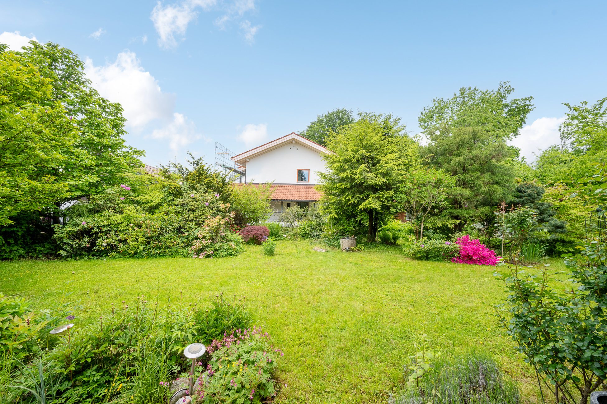 Aigner Immobilien GmbH - Immobilienangebot - 83670 Bad Heilbrunn - Bad Heilbrunn - Einfamilienhaus mit Einliegerwohnung - Familientraum mit wunderschönem Gartendomizil
