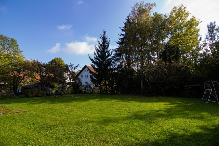 Aigner Immobilien GmbH - Immobilienangebot - 85365 Freising - Neustift - Baugrund für Ein- / Zweifamilienhäuser - Schönes Baugrundstück in Neustift direkt an der Moosach!